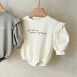 [66-90cm] 肩フリル 英字プリント ロンパース - Image 3