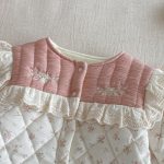 [66-90cm] 小花柄 キルティング フリルカラー カバーオール - Image 9