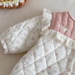 [66-90cm] 小花柄 キルティング フリルカラー カバーオール - Image 3