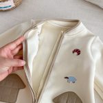 [66-90cm] おうち 刺繍 カバーオール - Image 3