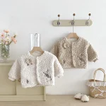 [73-110cm] フラワー&ウサギ 刺繡 アウター - Image 2