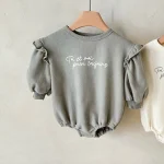 [66-90cm] 肩フリル 英字プリント ロンパース - Image 4