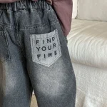 [80-150cm] バックポケットロゴ デニム パンツ - Image 5