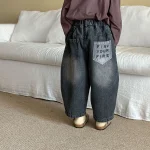 [80-150cm] バックポケットロゴ デニム パンツ - Image 4
