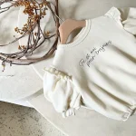 [66-90cm] 肩フリル 英字プリント ロンパース - Image 6